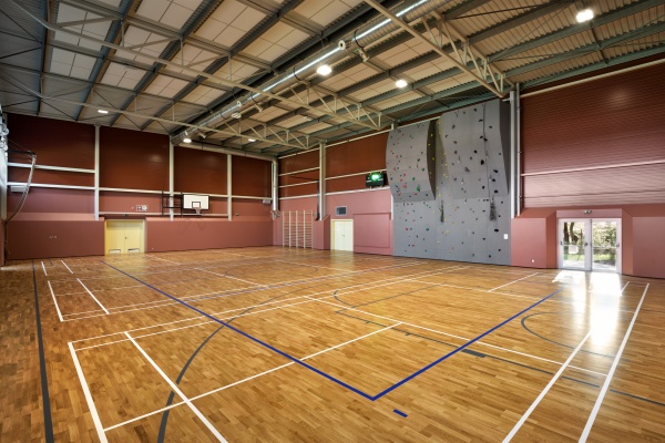 The new building of sports facilities of the primary school, including the extension of warehouse, and the connecting corridor in Petřkovice u Ostravy, was realized in a truss steel structure. The delivery included the building cladding, the opening panels, tinsmithing elements, and ironwork.
