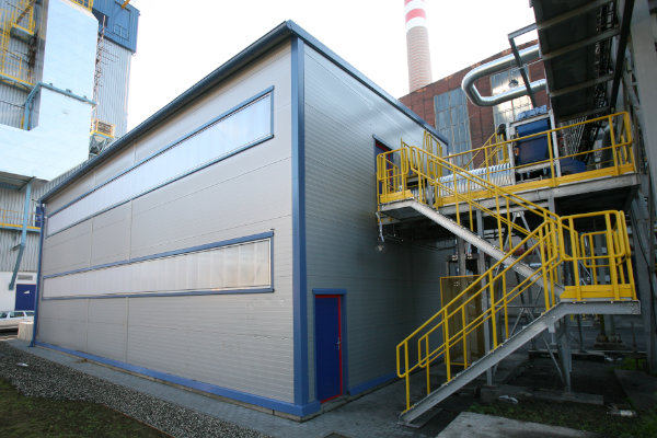 For investor Dalkia Česká republika, a.s. we realized steel hall construction for containers with PUR sandwich panels, tinsmith elements and steel staircase.