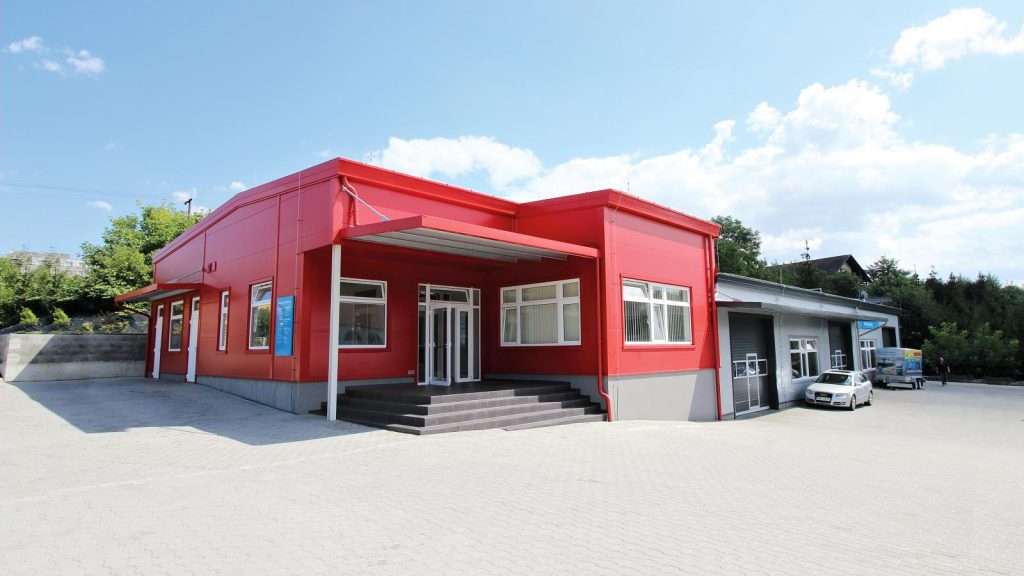 New building of service hall with administration section realized as a general delivery by our Company in Nový Jičín. The building is designed in a framing with a complete cladding made of sandwich panels.