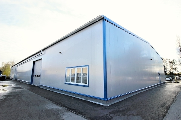 The storage hall realized in the VEDE construction system made of lightweight truss structure with free internal layout. The delivery and realization of the building included the hall cladding with a mineral sandwich panel due to increased fire-protection demands.