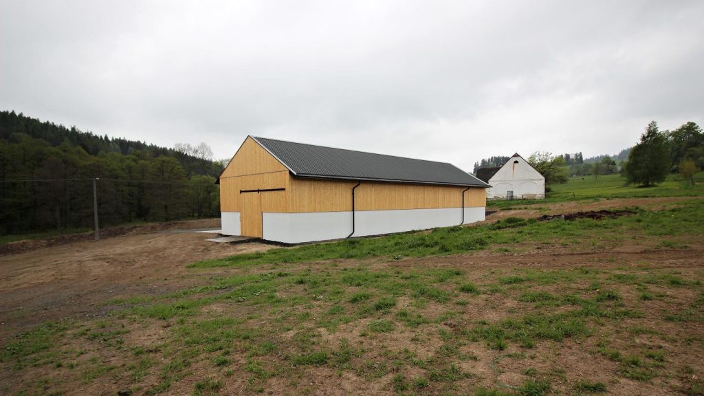 The design of the hayloft is based on a frame-type steel structure. The roof of the hayloft is made of trapezoidal sheets and we used wooden jacketing for the external walls.