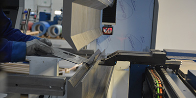 Metal sheet bending using the machine TruBend 5230 with ACB angle sensor system, which ensures precise order processing.