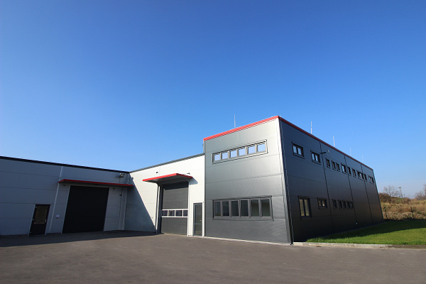 Realization of storage and production hall with administrative facilities in Olomouc, including cladding made of sandwich panels, opening panels and tinsmithing elements.