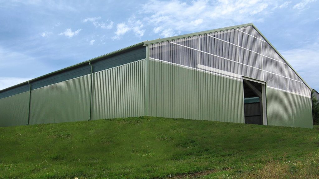 The animal fodder warehousing facility with 1650 m² for the Vlčeves FARM in the Tábor district was implemented in 2012 within less than two months.